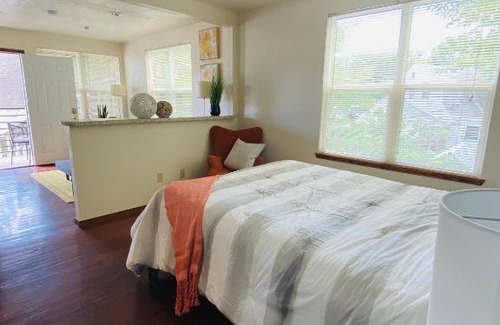Norman Apartment | OU-Walk to Campus , Downtown ; Designer Studio
