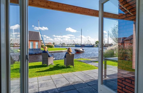 Akkrum House | Our Eneva bungalow, designed specifically for guests with disabilities, is equipped with a private dock for your convenience.