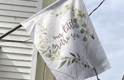 Gallipolis Ferry House | “our little retro scene” No cleaning fee and no Taxes all include.