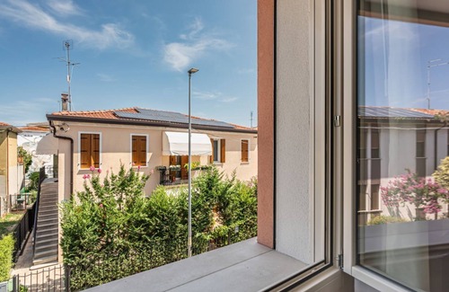Padova Apartment | Outbuilding used as an apartment located on the first floor.There are 20 steps to access it.In 60 square meters of space it accommodates 4 people, with a double bedroom and a double sofa bed in the living room.There is an external large balcony with a ta