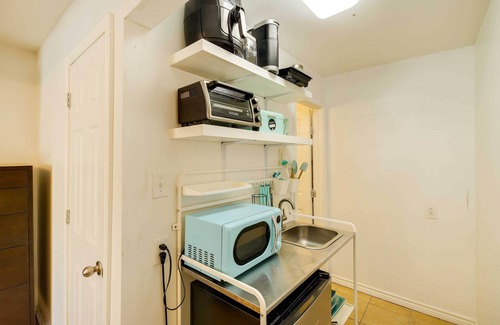 Riverside Terrace Apartment | Outdoor Oasis + Pool: Cozy Houston Studio!
