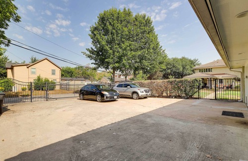 Riverside Terrace Apartment | Outdoor Oasis + Pool: Cozy Houston Studio!