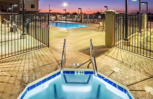 Chandler Condo | Outdoor Pool & Hot Tub. Free Breakfast. Great Location!