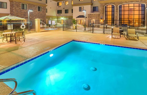 Chandler Condo | Outdoor Pool & Hot Tub. Free Breakfast. Great Location!