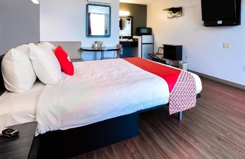 Valdosta Hotel | Outdoor Pool Relaxing Unit Near Valdosta State + Parking Included