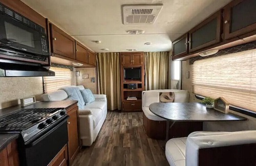 Hitchcock House | Outdoors Fun! Big lot! Clean Updated RV, A/C