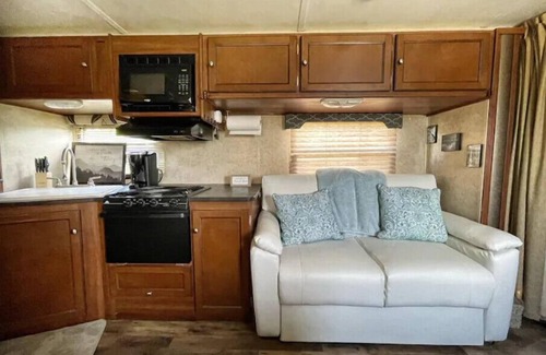 Hitchcock House | Outdoors Fun! Big lot! Clean Updated RV, A/C