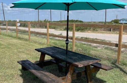 Hitchcock House | Outdoors Fun! Big lot! Clean Updated RV, A/C