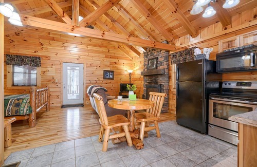 Carbon Hill Cabin | Over the hill and through the woods, to the Cozy Cub cabin we go.