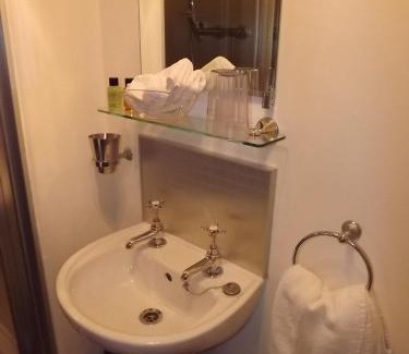 Whitby House | Overdale Guesthouse and Free Parking