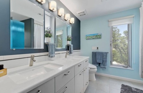Hudson Bend House | 'Overlook Landing'- Lake Views! Hot Tub | Secluded