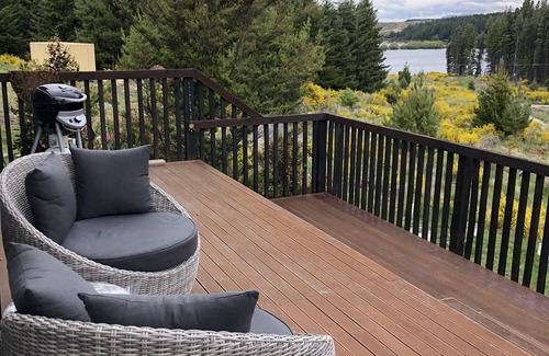 Ohau House | Overlooking beautiful Lake Middelton and a glimpse of Lake Ohau