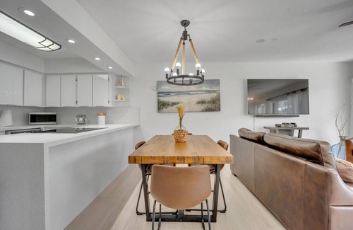 Key Largo House | Overlooking the Lagoon and Pool Includes Use of Golf Cart & 2 Kayaks