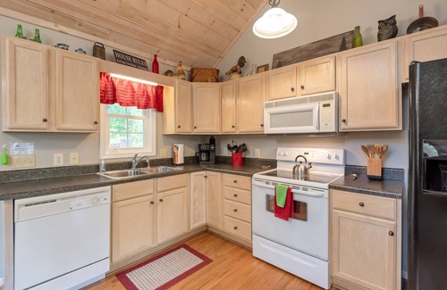 West Jefferson Cottage | Overlooking the New River + HOT TUB + Fire Pit