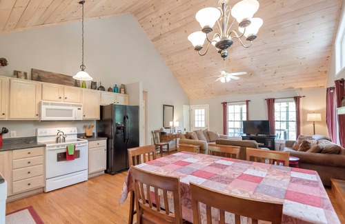 West Jefferson Cottage | Overlooking the New River + HOT TUB + Fire Pit