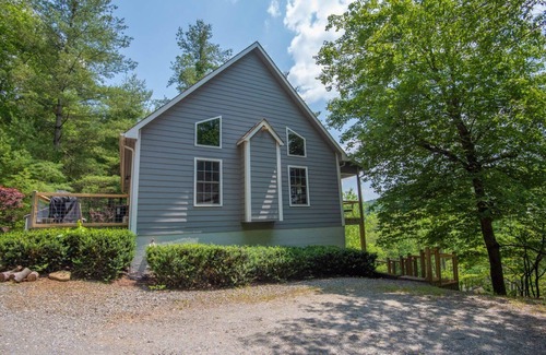 West Jefferson Cottage | Overlooking the New River + HOT TUB + Fire Pit