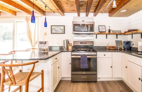 Newbury House | Overwater Bliss | 4 mins to Mt Sunapee | Private Dock | Paddleboard