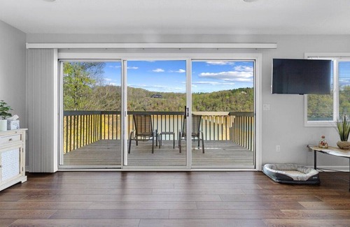 Ingles House | Owens Oasis, lake front, fire pit, two decks.