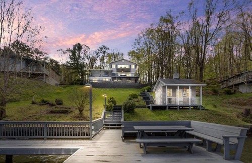 Ingles House | Owens Oasis, lake front, fire pit, two decks.