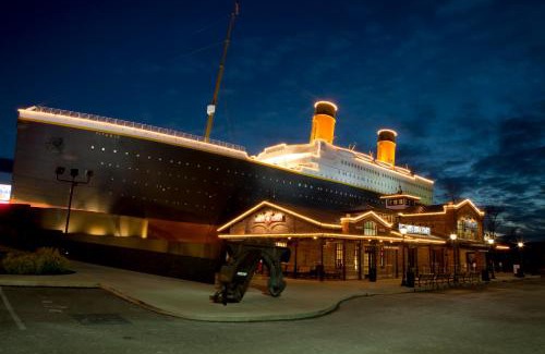 Gatlinburg - Pigeon Forge Ski Chalet | Owls Nest, Hot Tub, WIFI, Featured on Barnwood Builders, Free Attraction Tickets!