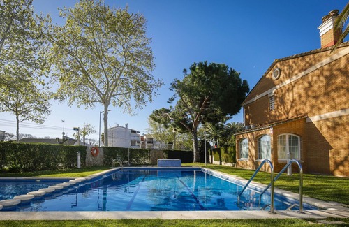 Cambrils Ski Chalet | OXFOR - Terraced House with Communal Pool
