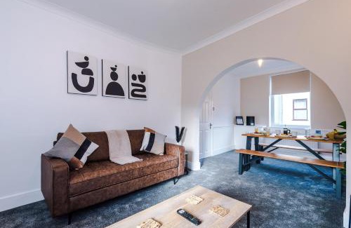 Tunstall House | Oxford House by YourStays - 3 Bedroom House in Newcastle-under-Lyme