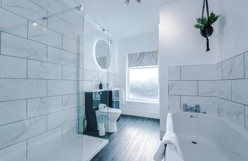 Tunstall House | Oxford House by YourStays - 3 Bedroom House in Newcastle-under-Lyme