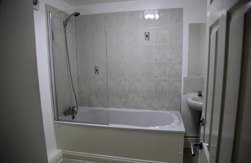 Frampton Hotel | OYO 4 Sisters Inn