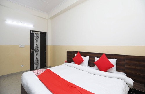 Knowledge Park III Hotel | OYO 44000 The Nest - Knowledge Park