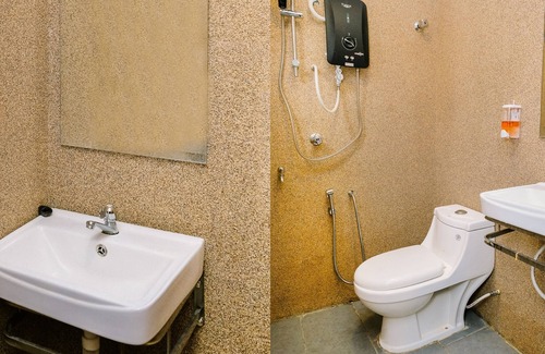 Wakaf Che Yeh Hotel | OYO 718 MR J Hotel Wakaf Che Yeh 1