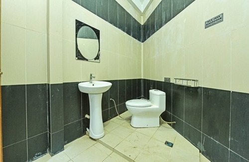 Pasir Puteh Hotel | OYO 90441 Cz Traveler's Hotel