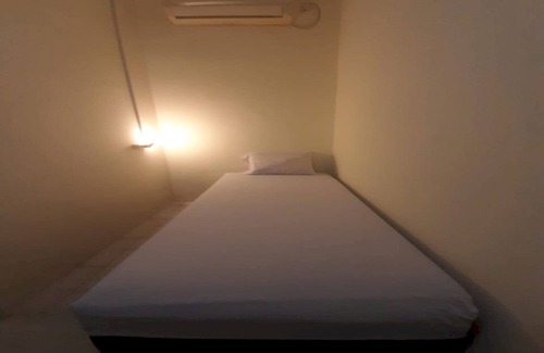 Bekasi Hotel | OYO 93274 Oren Home Bekasi