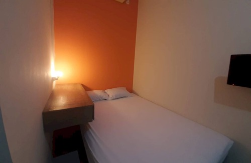 Bekasi Hotel | OYO 93274 Oren Home Bekasi