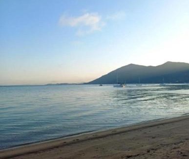 Caiacanga House | Pé na areia, casa na praia de frente para o mar