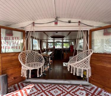 Asnieres-sur-Seine Boat Rental | Péniche Design 115m2 sur la Seine à Proximité de Paris