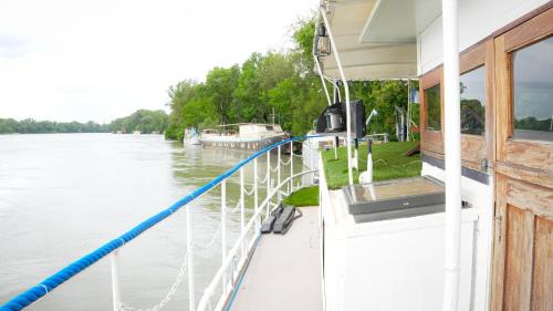 Avignon Boat Rental | Péniche Spa Le Makara - Avignon