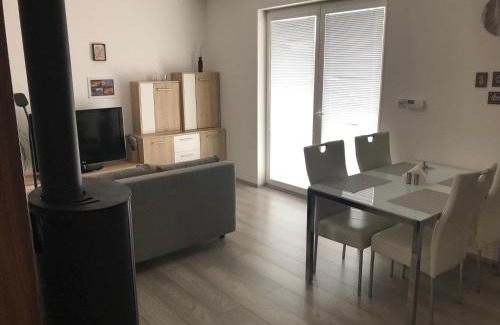 Krovi Apartment | Příjemný apartmán Křoví v rodinném domku se sdíleným bazénem, terasou a zahradou