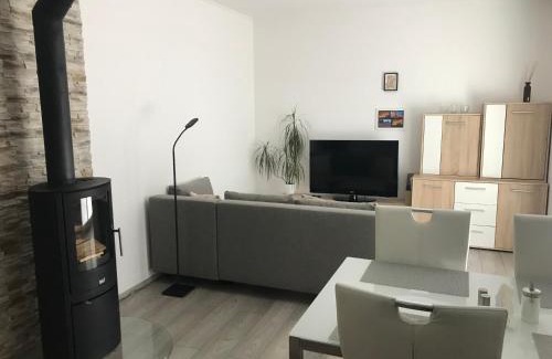 Krovi Apartment | Příjemný apartmán Křoví v rodinném domku se sdíleným bazénem, terasou a zahradou