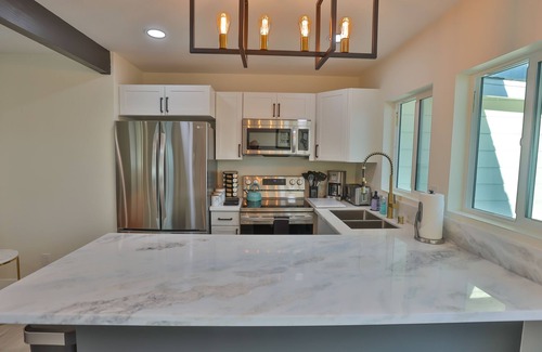 Pacific Beach House | Pacific Beach Grand Villa HotTub &Tub Swing Bed Grill Parking AC Outdoor Shower