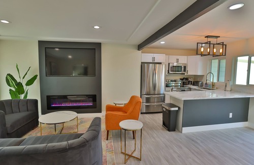 Pacific Beach House | Pacific Beach Grand Villa HotTub &Tub Swing Bed Grill Parking AC Outdoor Shower