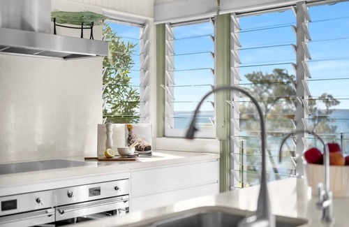 Hyams Beach House | Pacific Lodge - direct access to Hyams Beach