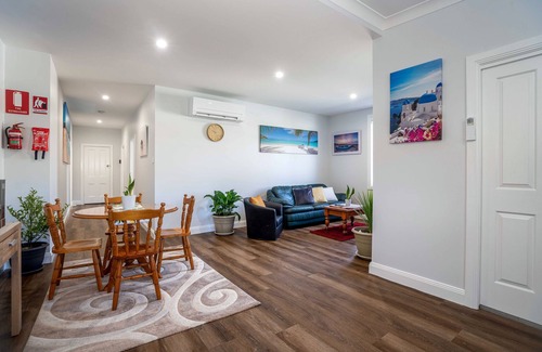 Orange Apartment | Paddington Villa 2 - Wi-fi, Netflix