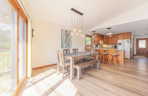 Paw Paw House | Paddler's Paradise Lakefront Comes With Pontoon