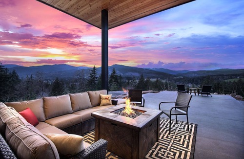 White Salmon House | 'Pahto's Retreat' Luxe White Salmon Home: Hot Tub