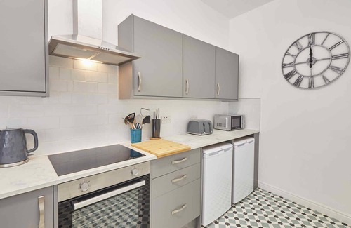 Scarborough City Centre Apartment | Painters - Number 1 - modern 4 bedroom apartment, central location