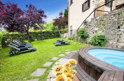 Mologno Villa | Palazzo Pasquini, stunning views/sunsets, private pool, WIFI, chef option!