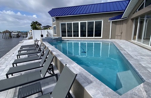 Caloosahatchee House | Palazzo Azzurro - Your own private waterfront resort!
