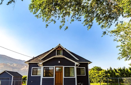 Palisade House | Palisade Peach Orchard Cottage. Free WiFi