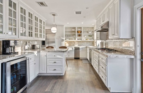 Lake Balboa Villa | *Palm-Adorned LA Retreat: Luxury Meets Family Fun*