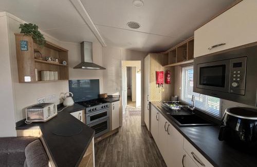 Chapel Saint Leonards Apartment | Palm Grove 121 - Golden Palm Resort - Pet friendly, WiFi, close to beach and clubhouse - Meadow Lakes Caravan & Lodge Hire
